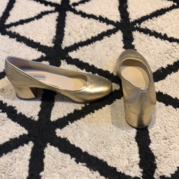 Gold, Steve Madden round toe pumps in size 6 - Picture 5 of 6